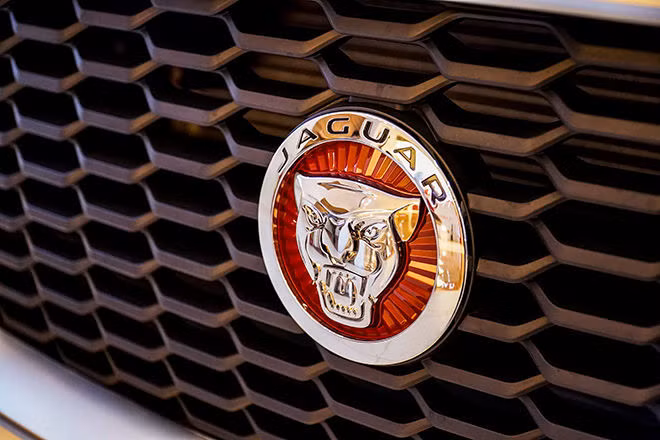 Cận cảnh mẫu xe thể thao Jaguar XE mới nhất tại Việt Nam, giá bán hơn 2,7 tỷ đồng ảnh 4 Cận cảnh mẫu xe thể thao Jaguar XE mới nhất tại Việt Nam, giá bán hơn 2,7 tỷ đồng - 4