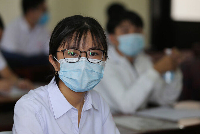 Thí sinh Quảng Nam làm thủ tục dự thi tốt nghiệp THPT chiều 2/9. Ảnh: Đắc Thành.