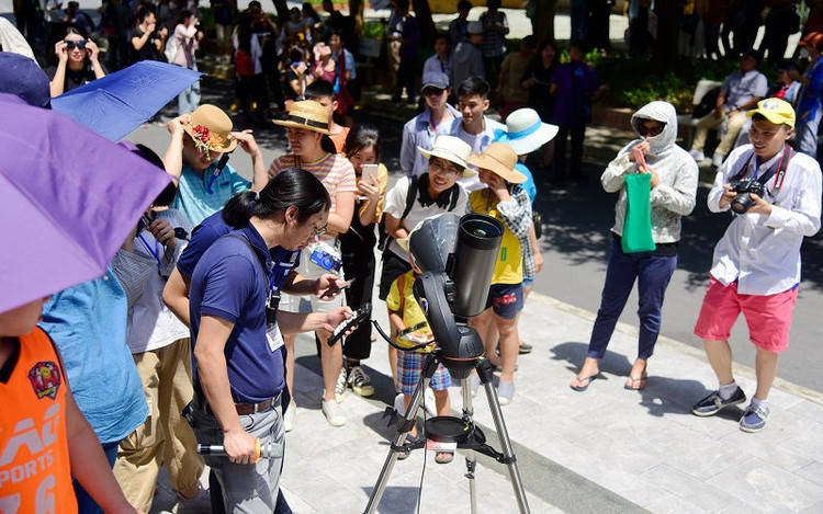 Giới trẻ Hà Nội háo hức xem hiện tượng nhật thực vành khuyên kì thú - 3