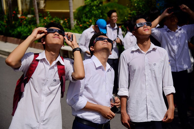 Giới trẻ Hà Nội háo hức xem hiện tượng nhật thực vành khuyên kì thú - 5