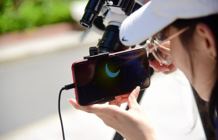 Giới trẻ Hà Nội háo hức xem hiện tượng nhật thực vành khuyên kì thú - 7