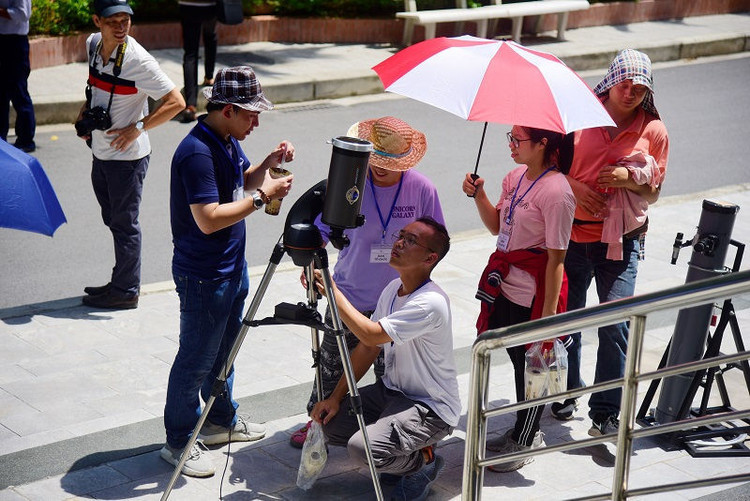 Giới trẻ Hà Nội háo hức xem hiện tượng nhật thực vành khuyên kì thú - 2