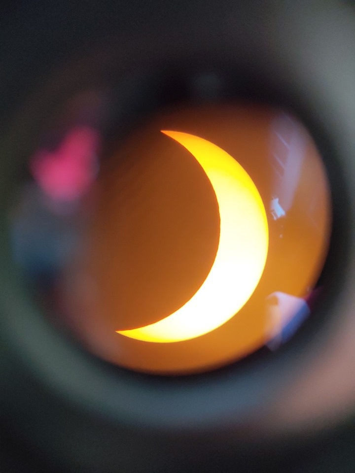 Giới trẻ Hà Nội háo hức xem hiện tượng nhật thực vành khuyên kì thú - 10