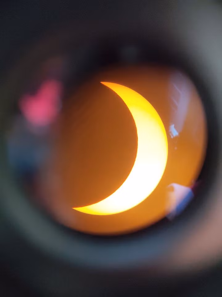 Giới trẻ Hà Nội háo hức xem hiện tượng nhật thực vành khuyên kì thú - 10