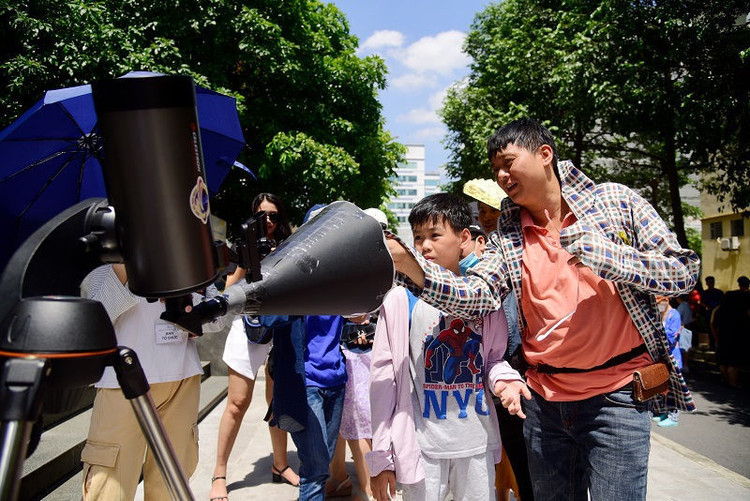 Giới trẻ Hà Nội háo hức xem hiện tượng nhật thực vành khuyên kì thú - 4