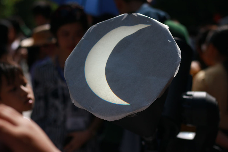 Giới trẻ Hà Nội háo hức xem hiện tượng nhật thực vành khuyên kì thú - 9