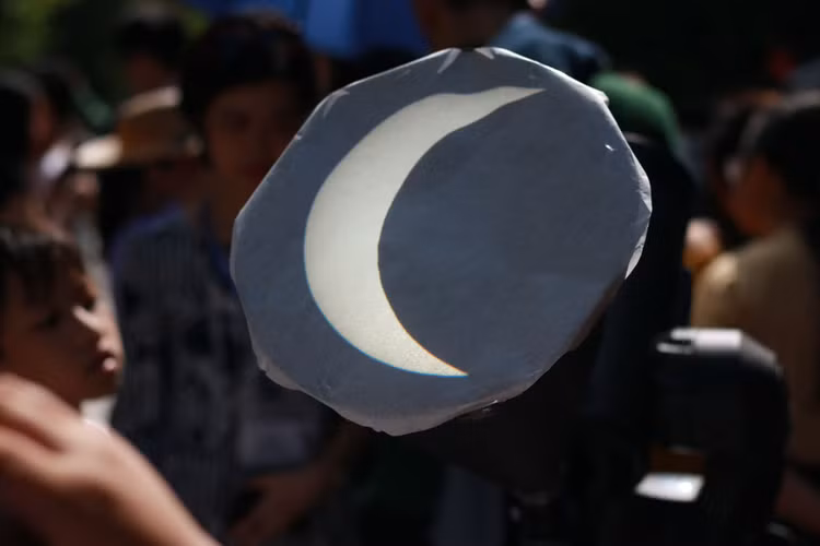 Giới trẻ Hà Nội háo hức xem hiện tượng nhật thực vành khuyên kì thú - 9