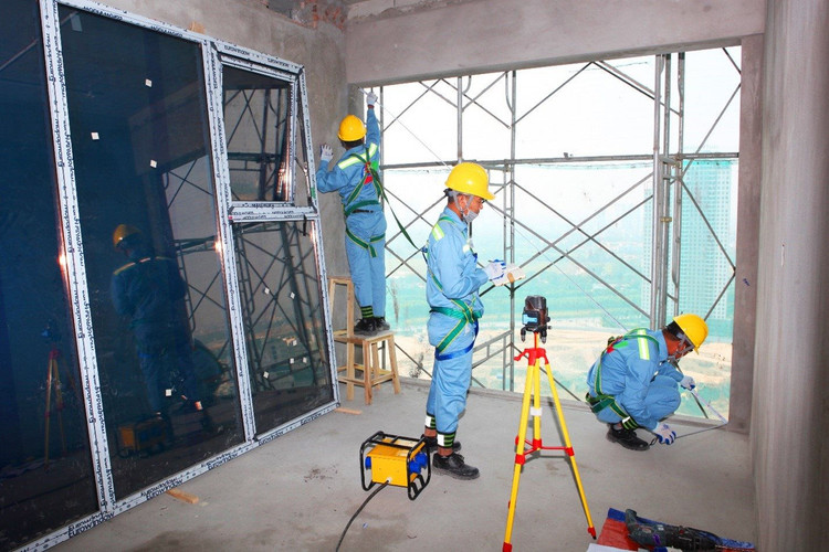 Thí sinh tranh tài ở hạng mục Lắp đặt cửa nhôm kính.