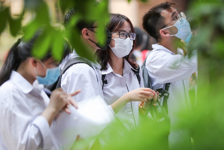 Nghiêm ngặt kiểm tra thí sinh vào làm thủ tục dự thi tốt nghiệp THPT 2020 - 12