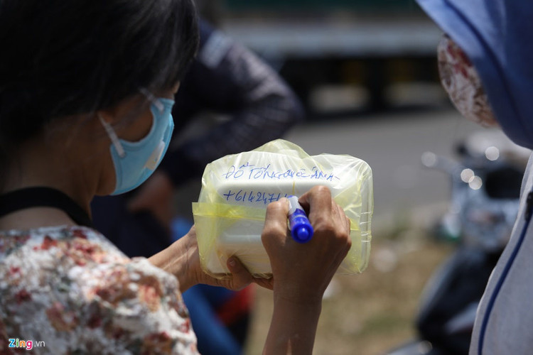 Canh dong duc nhu cho phien truoc cong khu cach ly o TP.HCM hinh anh 9 tiepte_zing6_1.JPG