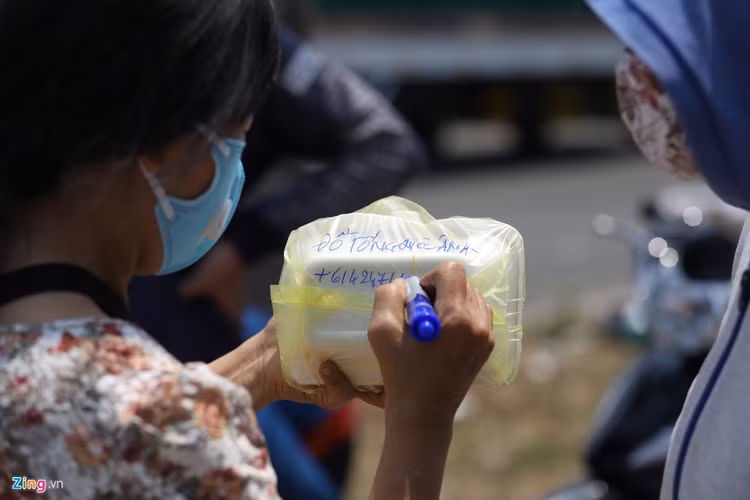 Canh dong duc nhu cho phien truoc cong khu cach ly o TP.HCM hinh anh 9 tiepte_zing6_1.JPG