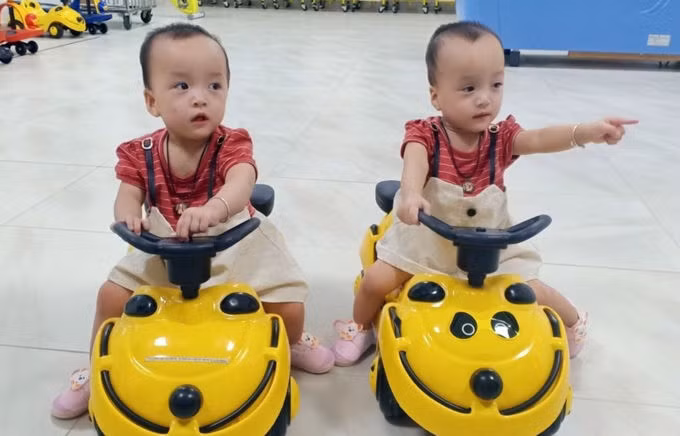 Thanh thủ thời gian tái khám ngắn ngủi, Trúc Nhi và Diệu Nhi ngồi trên xe lắc, đi dạo khắp khoa Phục hồi chức năng. Ảnh: Bệnh viện cung cấp.