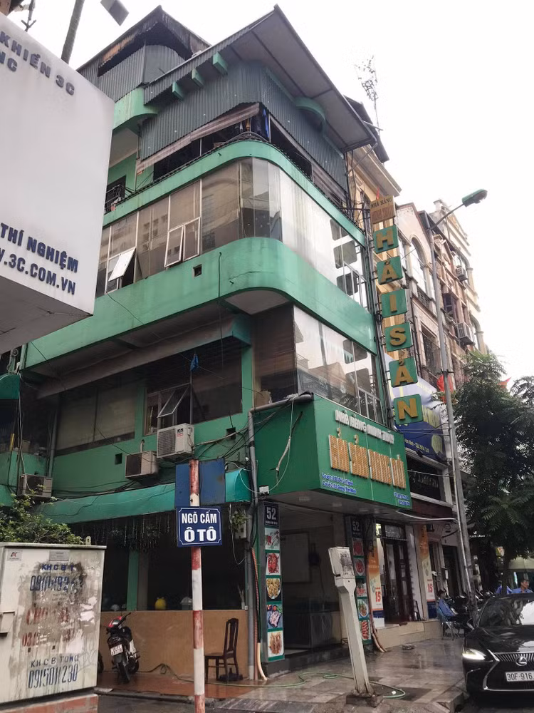 Hà Nội: Tầng tum nhà hàng hải sản bốc cháy ngùn ngụt - 2