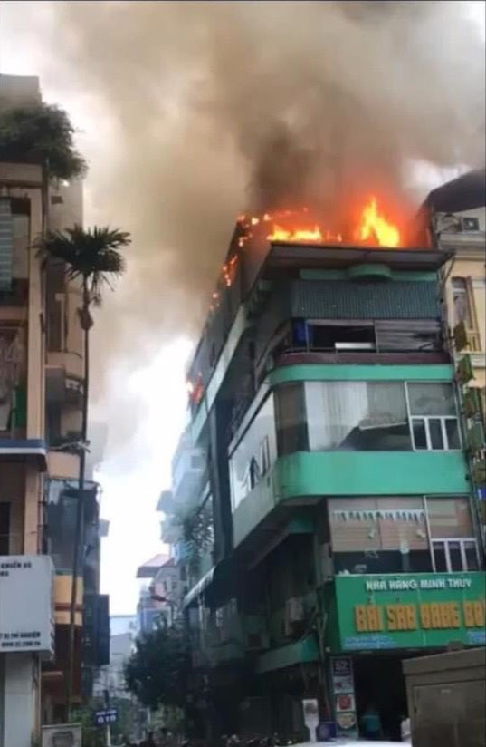 Hà Nội: Tầng tum nhà hàng hải sản bốc cháy ngùn ngụt - 1