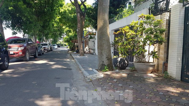 Cận cảnh biệt thự đô thị mẫu Hà Nội 'đua nhau' thay cây xanh, lát vỉa hè sai quy hoạch - ảnh 10