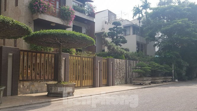 Cận cảnh biệt thự đô thị mẫu Hà Nội 'đua nhau' thay cây xanh, lát vỉa hè sai quy hoạch - ảnh 16