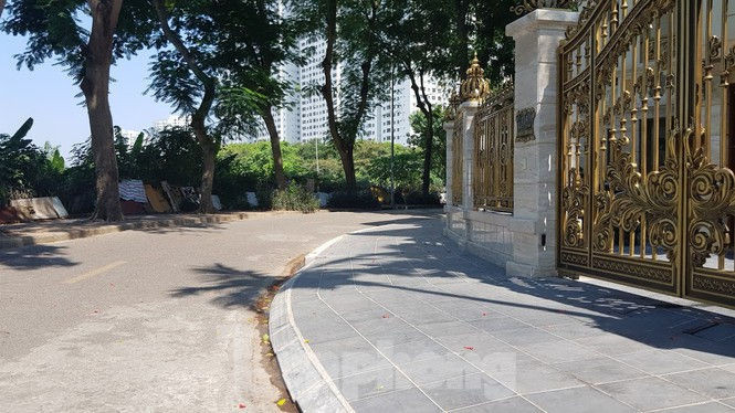 Cận cảnh biệt thự đô thị mẫu Hà Nội 'đua nhau' thay cây xanh, lát vỉa hè sai quy hoạch - ảnh 8