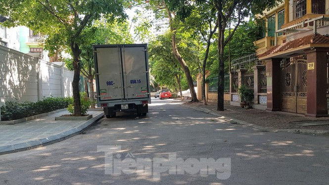Cận cảnh biệt thự đô thị mẫu Hà Nội 'đua nhau' thay cây xanh, lát vỉa hè sai quy hoạch - ảnh 19