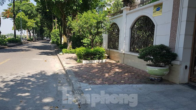 Cận cảnh biệt thự đô thị mẫu Hà Nội 'đua nhau' thay cây xanh, lát vỉa hè sai quy hoạch - ảnh 22
