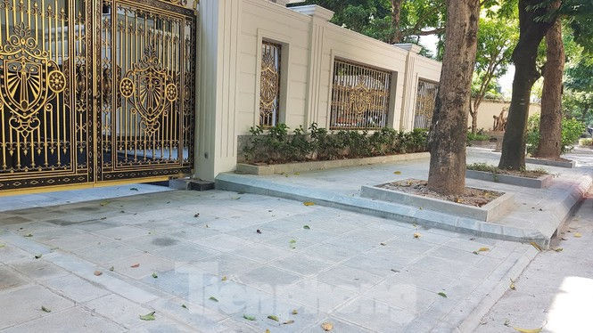 Cận cảnh biệt thự đô thị mẫu Hà Nội 'đua nhau' thay cây xanh, lát vỉa hè sai quy hoạch - ảnh 20