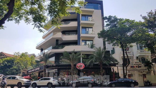 Cận cảnh biệt thự đô thị mẫu Hà Nội 'đua nhau' thay cây xanh, lát vỉa hè sai quy hoạch - ảnh 12