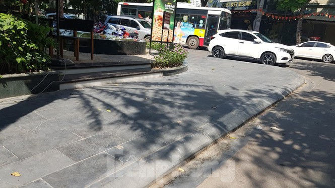 Cận cảnh biệt thự đô thị mẫu Hà Nội 'đua nhau' thay cây xanh, lát vỉa hè sai quy hoạch - ảnh 14