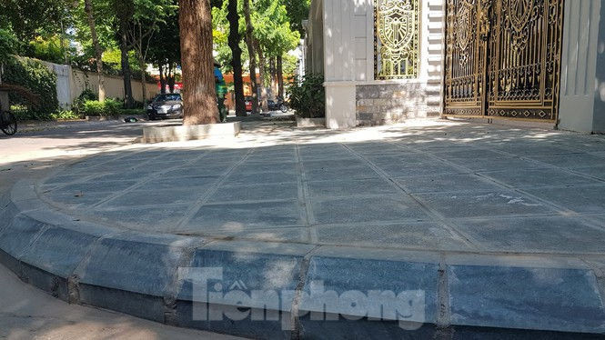 Cận cảnh biệt thự đô thị mẫu Hà Nội 'đua nhau' thay cây xanh, lát vỉa hè sai quy hoạch - ảnh 18