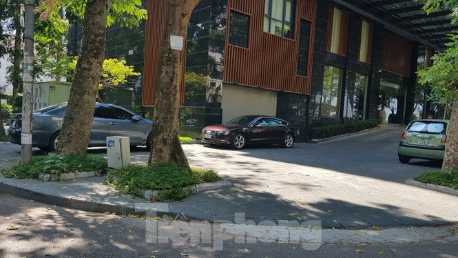 Cận cảnh biệt thự đô thị mẫu Hà Nội 'đua nhau' thay cây xanh, lát vỉa hè sai quy hoạch - ảnh 17