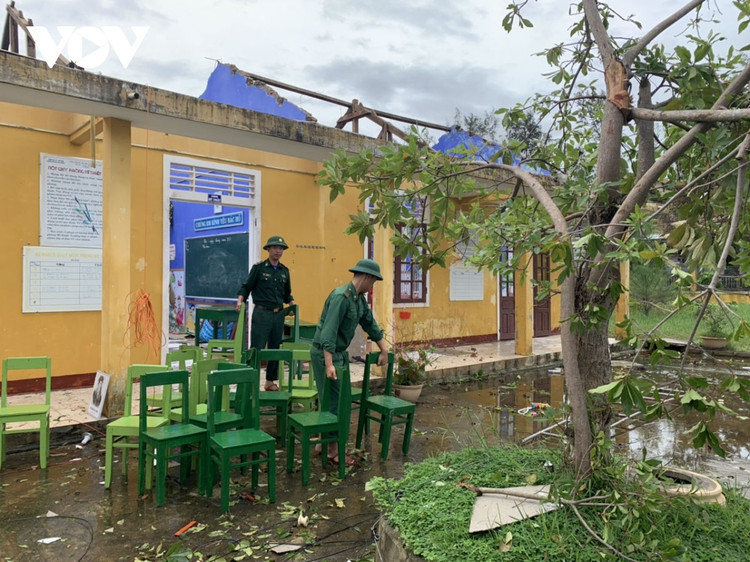 Cập nhật: Bão số 13 cuốn bay mái trường học, "nhổ" bật gốc cây, cuốn trôi nhà dân ảnh 7