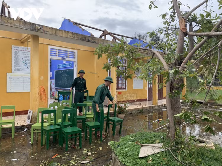 Cập nhật: Bão số 13 cuốn bay mái trường học, "nhổ" bật gốc cây, cuốn trôi nhà dân ảnh 7