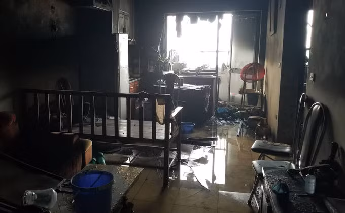 Bên trong căn hộ bị cháy. Ảnh: Phạm Tuấn