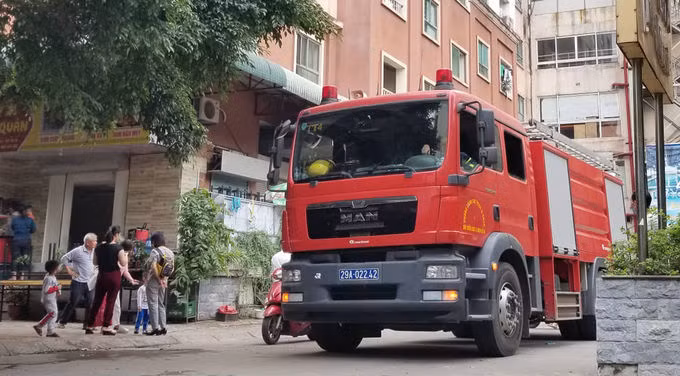 Xe cứu hỏa đến hiện trường. Ảnh: Phạm Tuấn