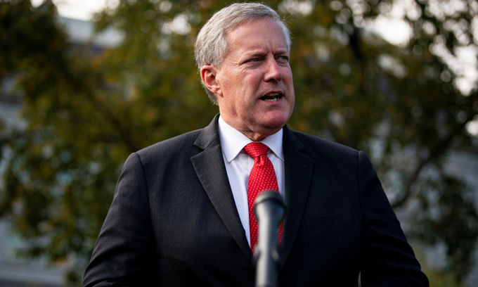 Chánh văn phòng Nhà Trắng Mark Meadows phát biểu trước báo giới bên ngoài Nhà Trắng hôm 21/10. Ảnh: Reuters.