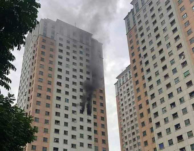 Đám cháy bốc ra từ căn hộ trên tầng 11 tòa chung cư Xa La chiều 25/11.