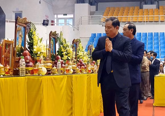 Bộ trưởng Bộ Nông nghiệp và Phát triển nông thôn Nguyễn Xuân Cường tại lễ viếng. - Ảnh: QĐND