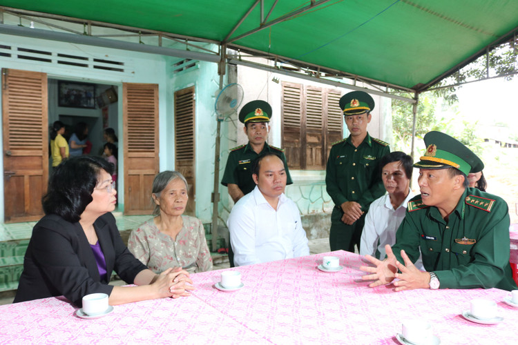 Phó Chủ tịch nước Đặng Thị Ngọc Thịnh trò truyện với thân nhân liệt sĩ Phạm Ngọc Hải và cán bộ, chiến sĩ Bộ chỉ huy Biên phòng tỉnh Kon Tum. Ảnh: VGP/Dương Nương