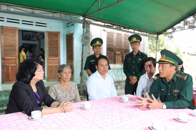 Phó Chủ tịch nước Đặng Thị Ngọc Thịnh trò truyện với thân nhân liệt sĩ Phạm Ngọc Hải và cán bộ, chiến sĩ Bộ chỉ huy Biên phòng tỉnh Kon Tum. Ảnh: VGP/Dương Nương