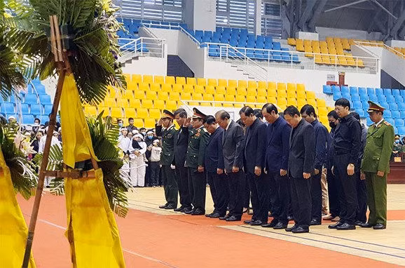 Đoàn lãnh đạo Đảng, Nhà nước do Đồng chí Trương Hòa Bình, Ủy viên Bộ Chính trị, Phó thủ tướng Thường trực Chính phủ làm trưởng đoàn vào viếng.