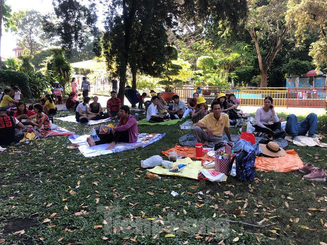 Trung tâm mua sắm, khu vui chơi Sài Gòn quá tải ngày cuối nghỉ Tết Nguyên đán - ảnh 11