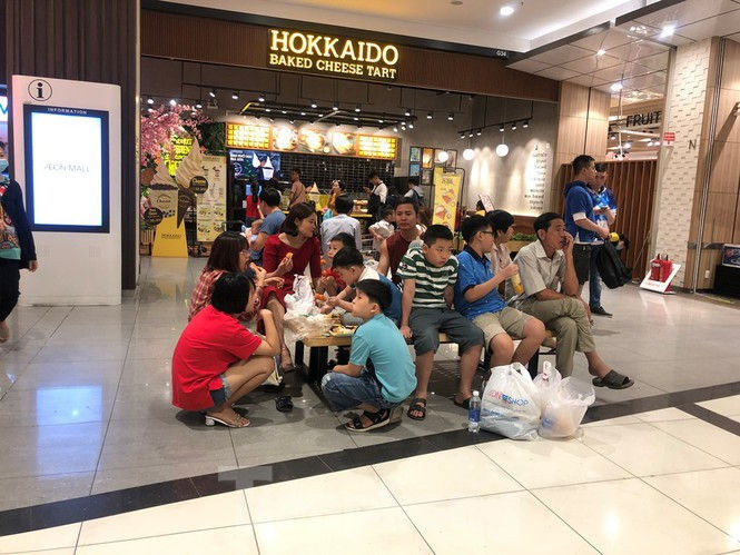 Trung tâm mua sắm, khu vui chơi Sài Gòn quá tải ngày cuối nghỉ Tết Nguyên đán - ảnh 18