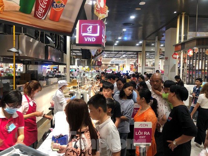 Trung tâm mua sắm, khu vui chơi Sài Gòn quá tải ngày cuối nghỉ Tết Nguyên đán - ảnh 24