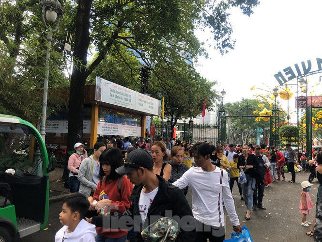 Trung tâm mua sắm, khu vui chơi Sài Gòn quá tải ngày cuối nghỉ Tết Nguyên đán - ảnh 2