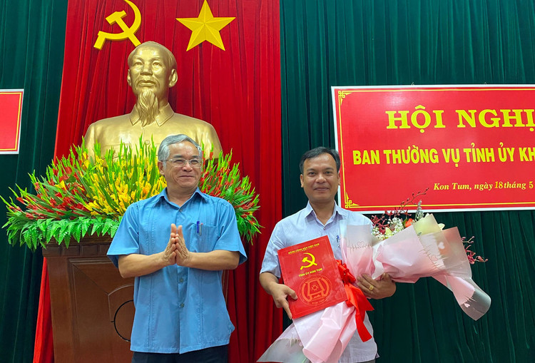 Bí thư Tỉnh ủy Kon Tum Nguyễn Văn Hùng trao quyết định và chúc mừng đồng chí U Huấn.