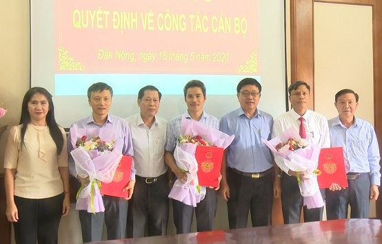 Chủ tịch UBND tỉnh Đắk Nông trao quyết định cho các cán bộ.