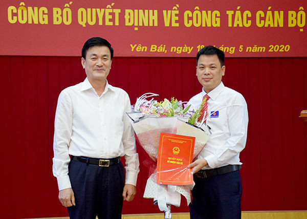 Phó Chủ tịch UBND tỉnh Yên Bái Nguyễn Chiến Thắng trao quyết định và chúc mừng đồng chí Nguyễn Thanh Tú.