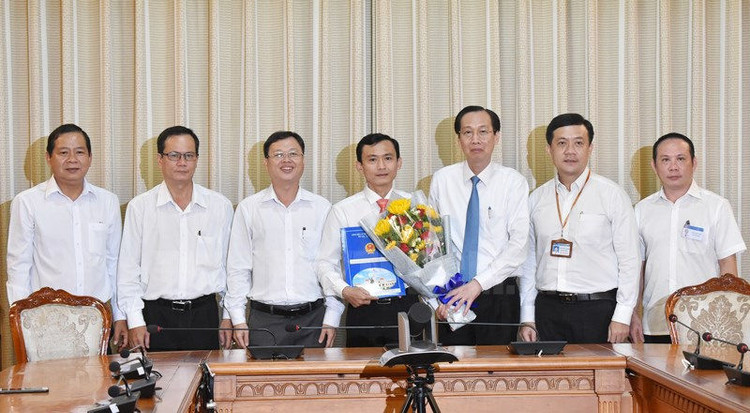 Phó Chủ tịch Thường trực UBND thành phố Hồ Chí Minh Lê Thanh Liêm trao quyết định cho đồng chí Dương Đức Trọng.