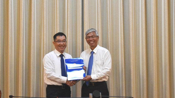 Phó Chủ tịch UBND thành phố Hồ Chí Minh Võ Văn Hoan trao quyết định cho đồng chí Huỳnh Thanh Khiết.