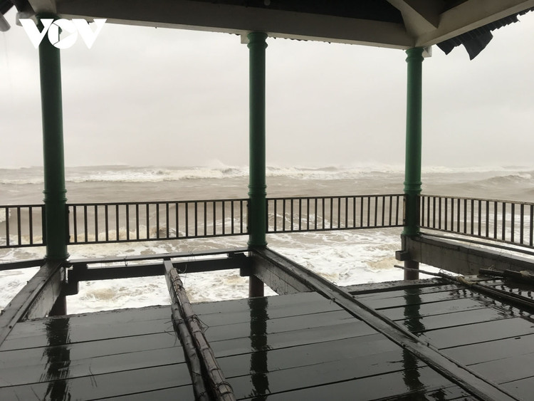 Cập nhật: Bão số 13 cuốn bay mái trường học, "nhổ" bật gốc cây, cuốn trôi nhà dân ảnh 22