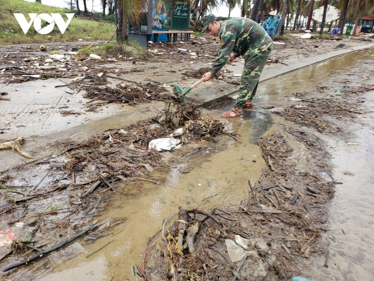 Cập nhật: Bão số 13 cuốn bay mái trường học, "nhổ" bật gốc cây, cuốn trôi nhà dân ảnh 18