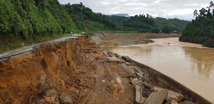 Thêm 11 người bị núi vùi lấp ở huyện Phước Sơn - 1